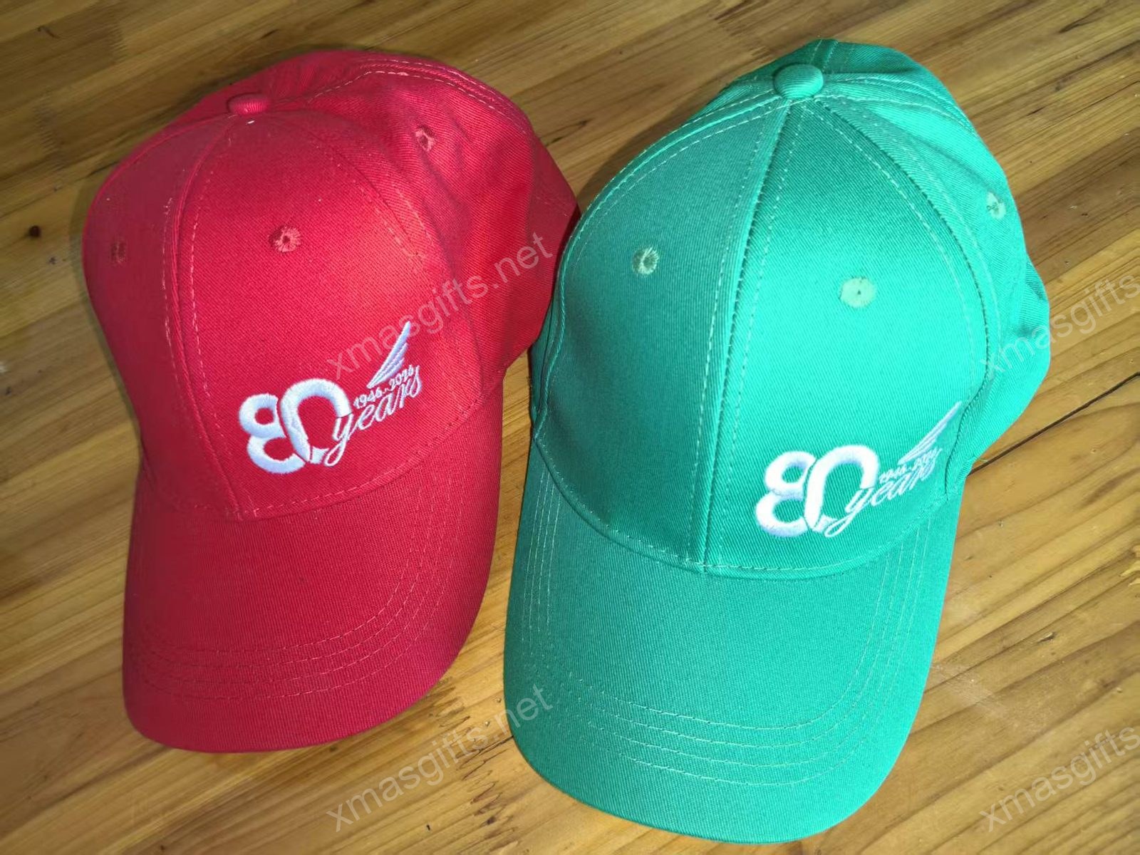 Sport caps red and green with embroidered logo
