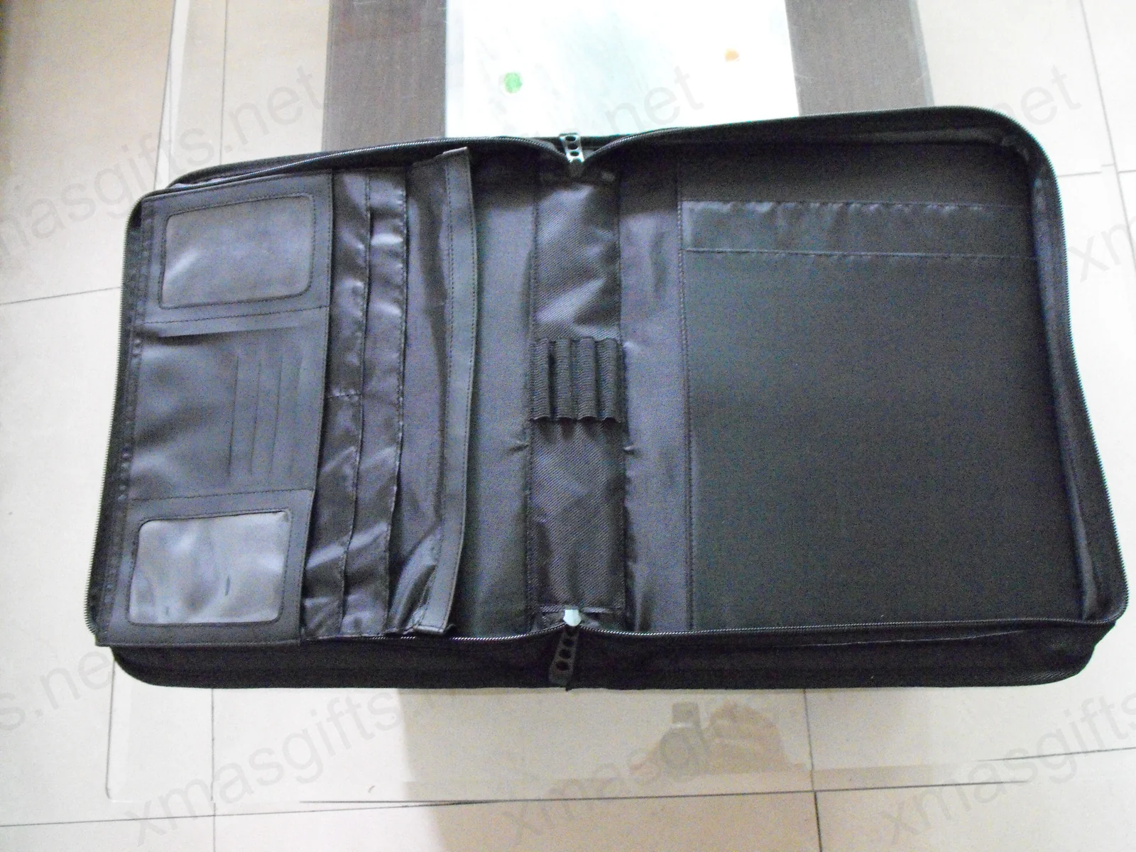 Ouvrir le sac de documents MONUSCO pour révéler les compartiments.