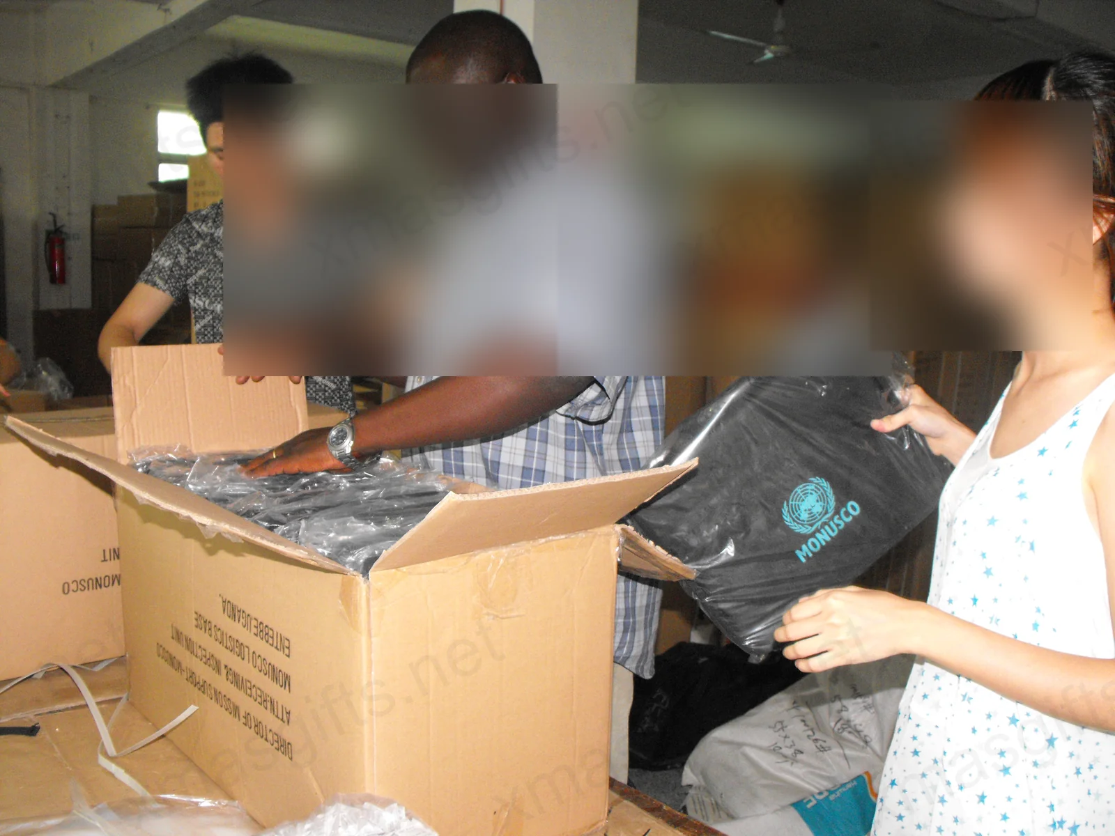 L’équipe emballe les marchandises de la MONUSCO dans des cartons.