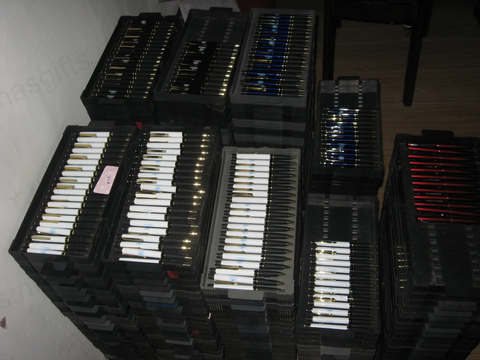 Stylos MONUSCO en vrac sur des palettes de production