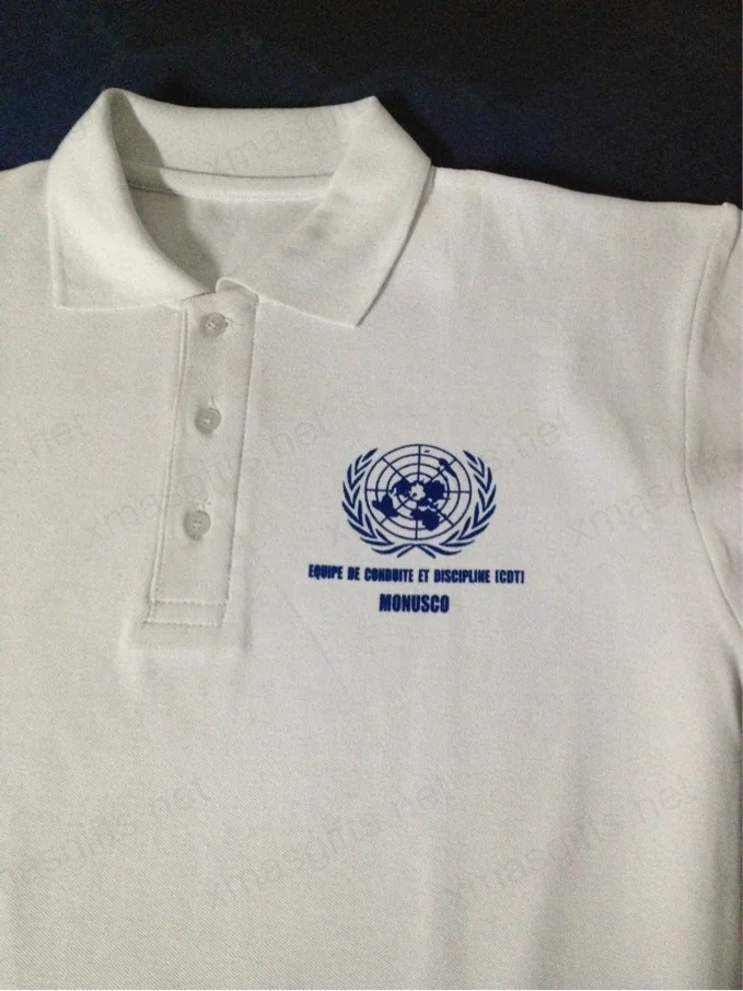 Polo blanc avec l’inscription de l’Équipe de déontologie et de discipline de la MONUSCO.
