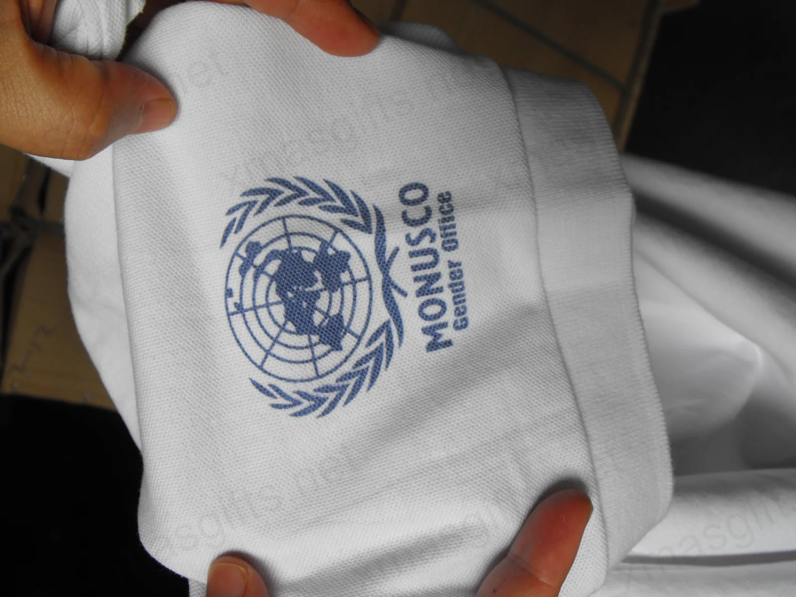 Logo brodé du Bureau pour l'égalité des genres de la MONUSCO sur la manchette du polo.