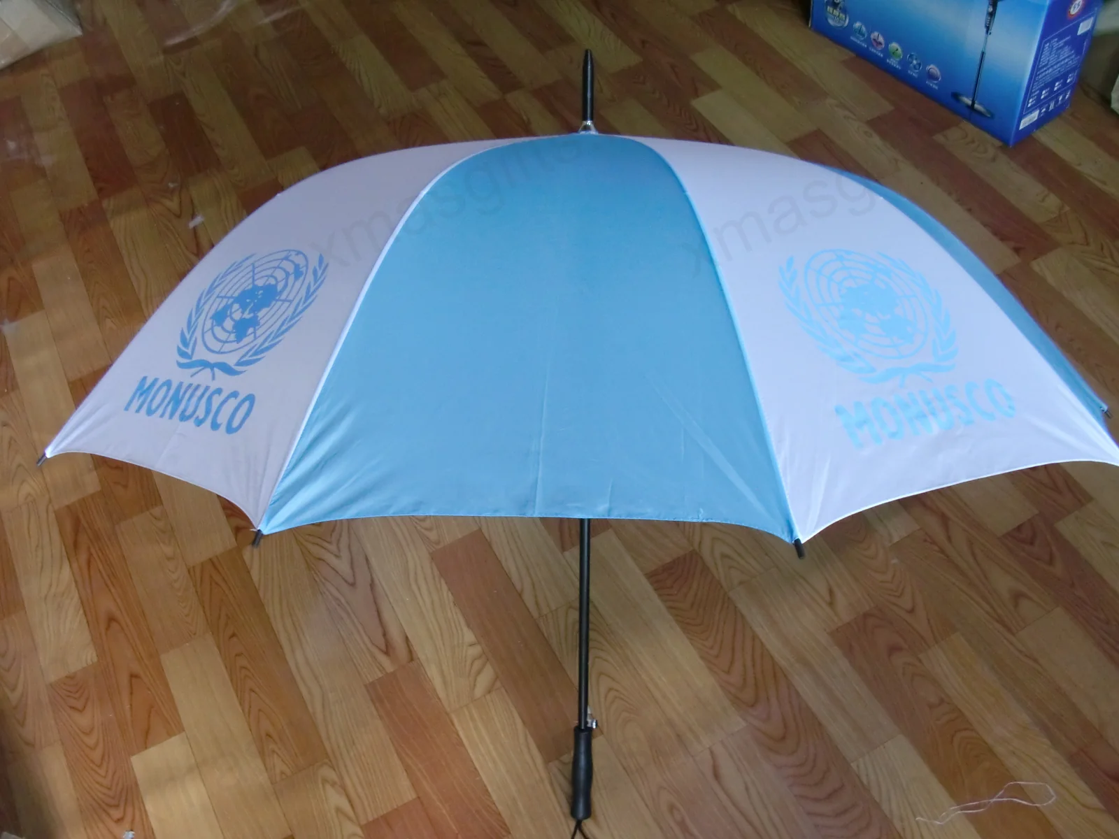 Parapluie pliant bleu et blanc de la MONUSCO