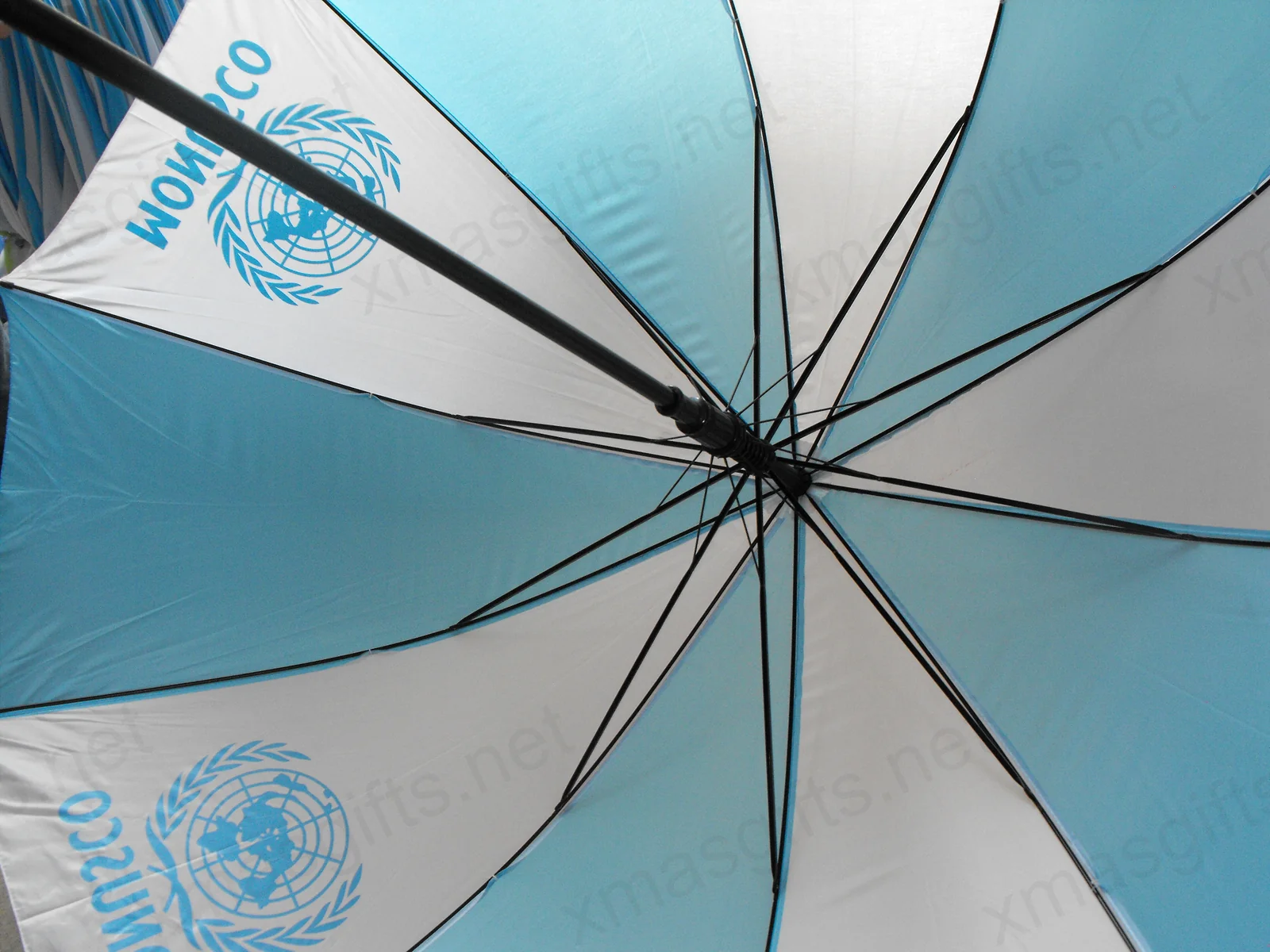 Vue intérieure du parapluie de la MONUSCO montrant le logo.