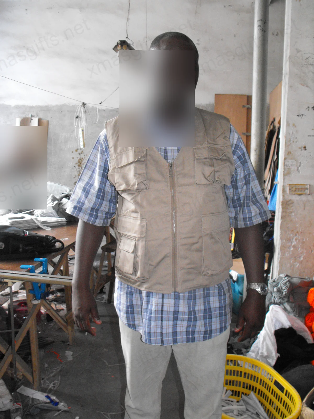 Un membre du personnel aidant un journaliste de la MONUSCO à enfiler son gilet.
