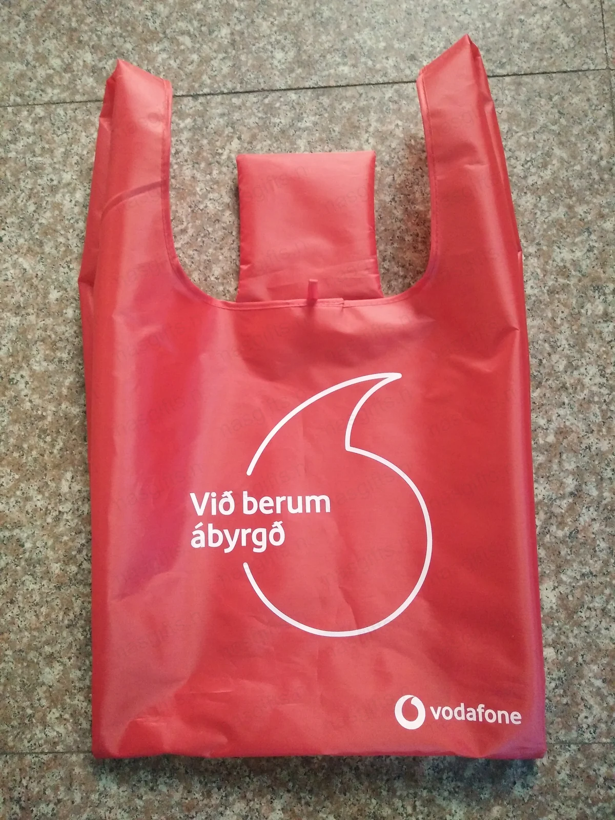Red Vodafone grocery bag with Icelandic tagline Við berum ábyrgð