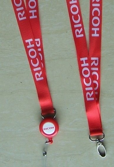 Roter RICOH-Lanyard mit einziehbarer Ausweisrolle