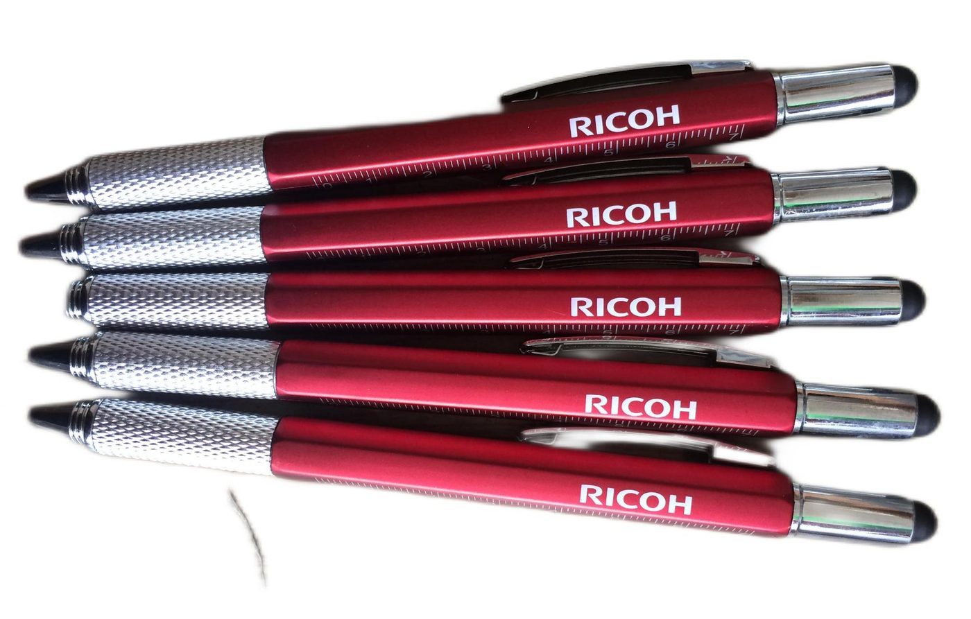 Roter RICOH bedruckter Stift mit gummierter Griffzone — einer von Hunderten produzierten individuellen Artikeln