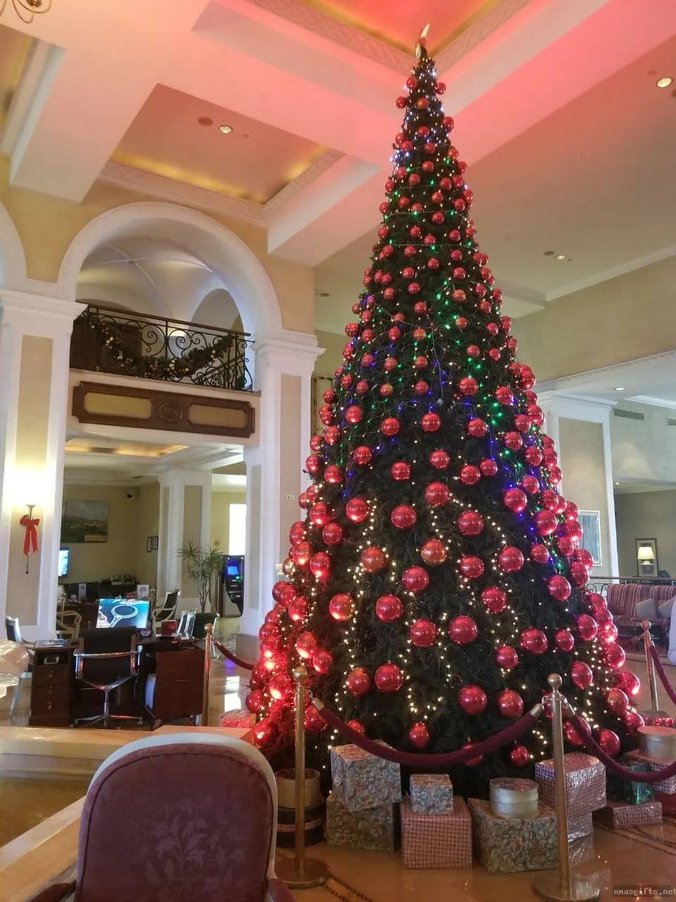 5-7M Giant Indoor Artificial Christmas Tree, Custom Large Commercial Xmas Tree for Mall Hotel Airport Lobby Holiday Decor
