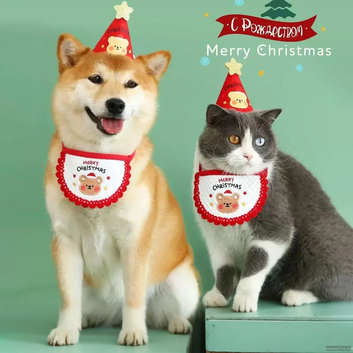 Bavette brodée pour animaux de compagnie en forme d’ours de Noël, avec dentelle rouge – bandana de Noël personnalisé pour petits chiens et chats.