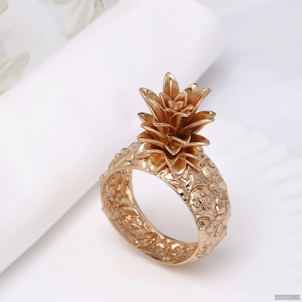 Natural Pine Cone Christmas Napkin Rings Vintage Festive Napkin Buckles Winter Table Ornaments for Xmas Banquet Family Gathering