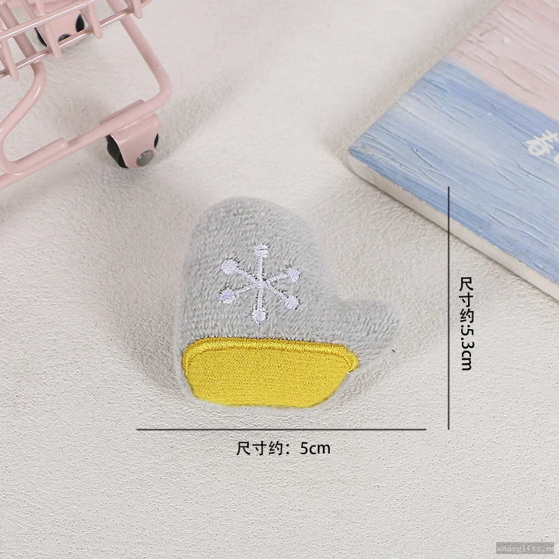 Broches mignonnes et duveteuses à thème de Noël – bijoux parfaits pour un cadeau ou pour compléter une tenue hivernale