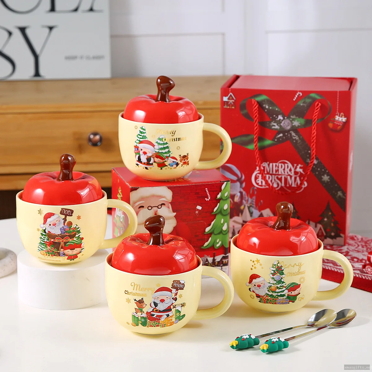 Exquisites Weihnachtsgeschenk-Set: Keramiktasse in eleganter Verpackung – perfekt als Geschenk für Kaffee- und Teeliebhaber zu den Feiertagen.