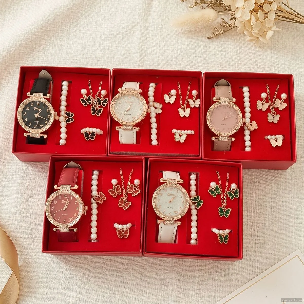 Boîte cadeau assortie et exquise pour montre de Noël – Boîte d’emballage festive de luxe pour offrir un cadeau lors des fêtes de Noël.