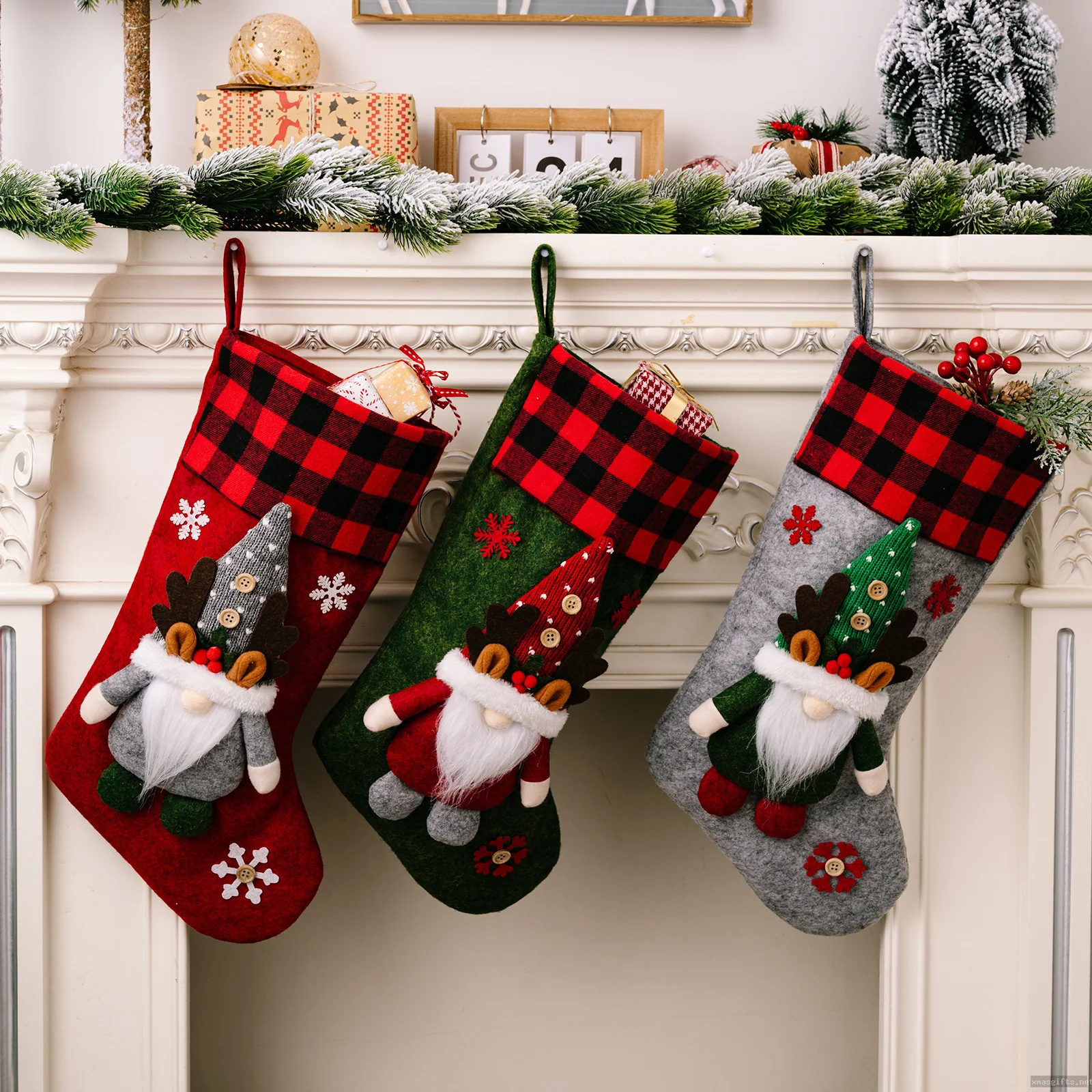 Chaussettes de Noël brodées – Cadeaux de fêtes personnalisés avec broderie, idéales pour le rangement