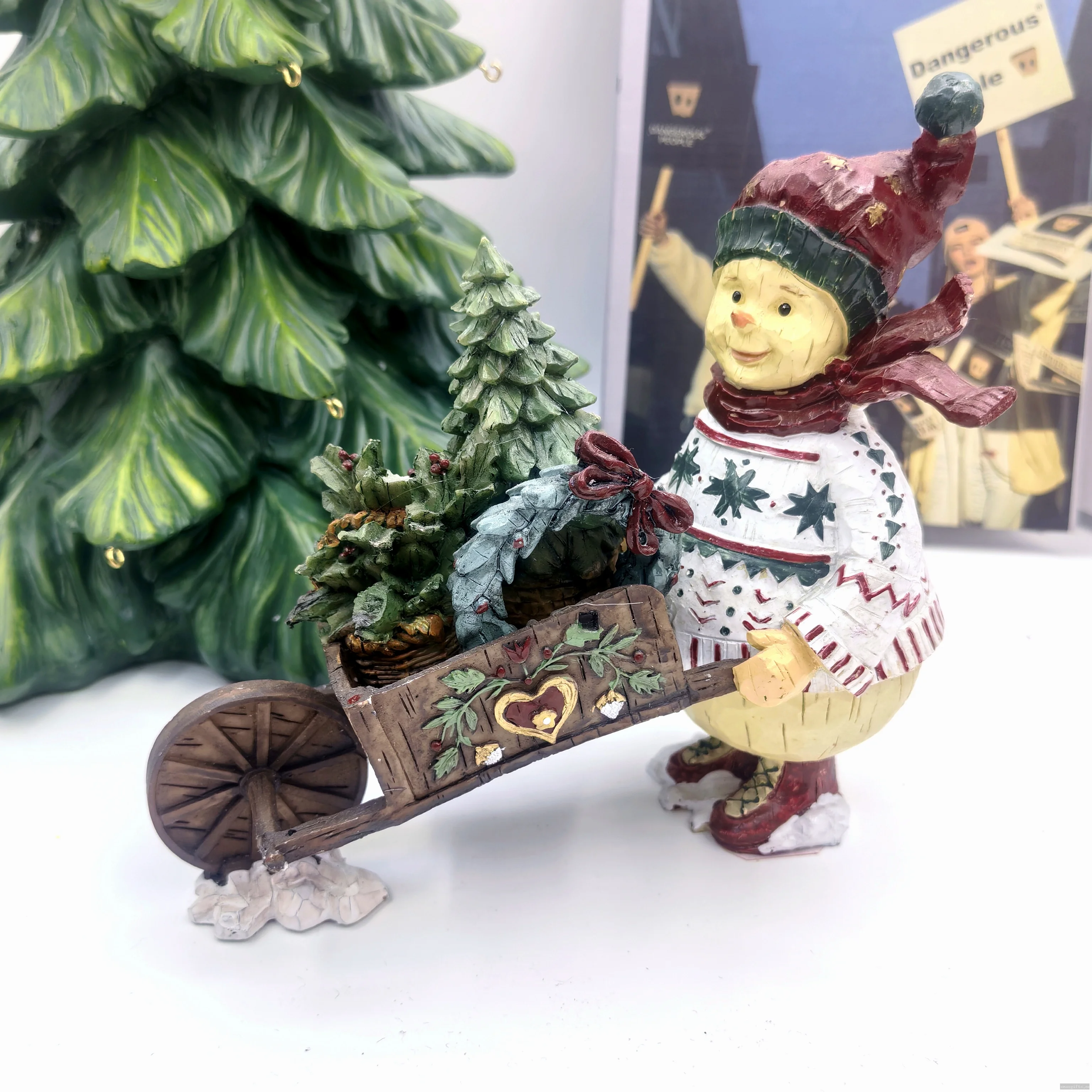 Figura de muñeco de nieve hecha a mano en resina, adorno navideño para el escritorio
