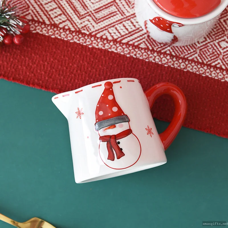 Weihnachtlich gestaltete Keramik-Milchtasse mit niedlichem Weihnachtsmotiv – Kaffeebecher für Restaurant, Küche und Tischdekoration.