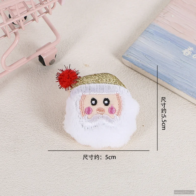 Großhandel: Flauschige Weihnachts-Anstecker mit Santa, Schneemann und Rentieren
