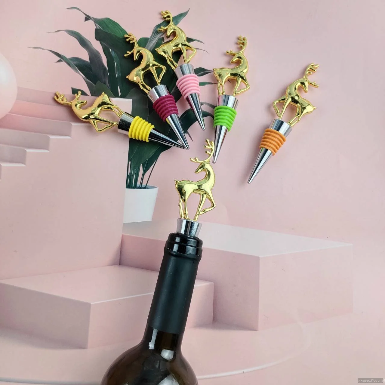 Christmas Wine Promotional Gifts Gold Reindeer Wine Stopper with Colorful Silicone Ring, Cozy Xmas Table Decor & Wedding Mini Guest Favor