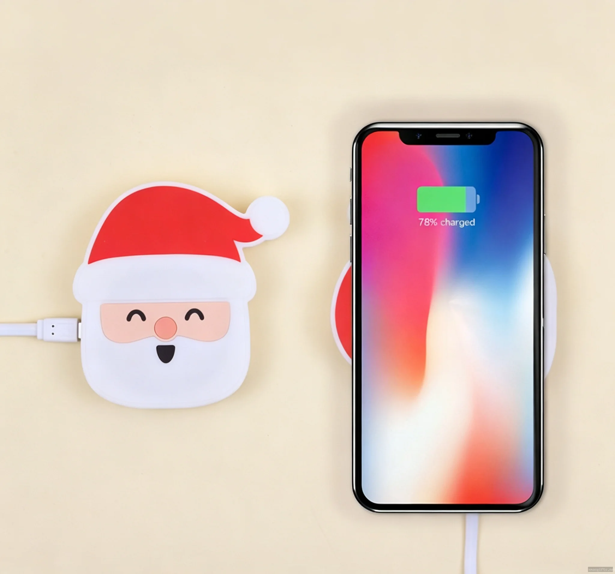 Chargeur sans fil rapide personnalisé de 10 W pour Noël – Tapis de charge portable mignon avec motif Père Noël et flocons de neige, cadeau de fête idéal.