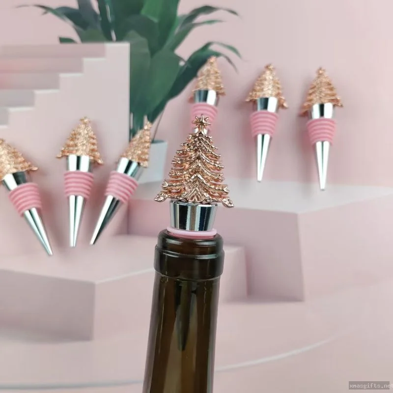 Roségoldener, mehrschichtiger Weinstopfen in Form eines Weihnachtsbaums – elegante rosa Wintertischdekoration und Hochzeitsgeschenk für die Feiertagszeit.