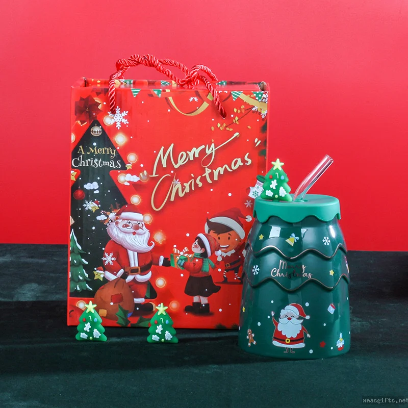 Weihnachtliches Keramikset in Baumform mit Deckel, Trinkhalm und Geschenkbox – ideal als Großhandelsgeschenk für Firmen zu Weihnachten