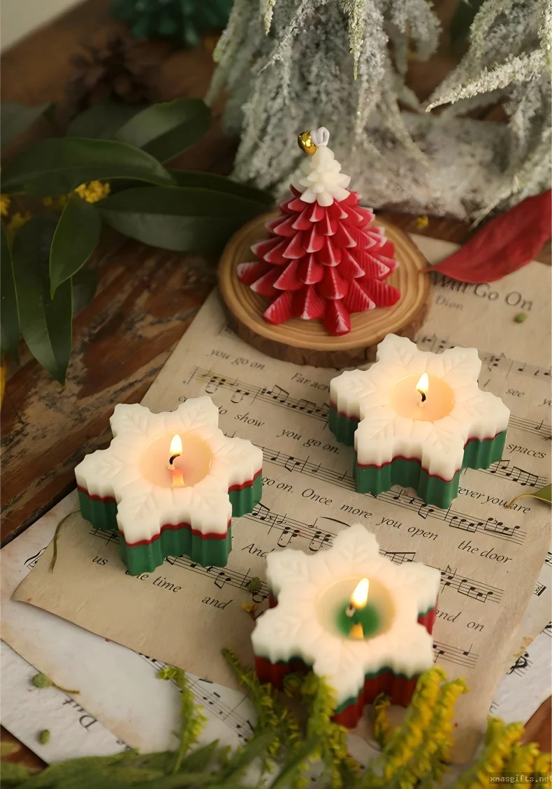 Weihnachtskerze mit Schneeflocken-Duft – kreativ geformte Aromakerze, ideal als kleines Weihnachtsgeschenk; im Großhandel erhältlich.
